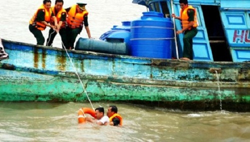 Tin tức xã hội ngày 4/12: Kịp thời cứu vớt các ngư dân gặp nạn trên vùng biển Cà Mau