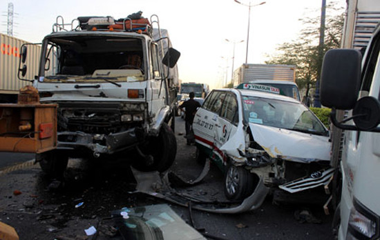 Tin tức tai nạn giao thông ngày 4/12: 8 ô tô biến dạng sau cú va chạm liên hoàn 