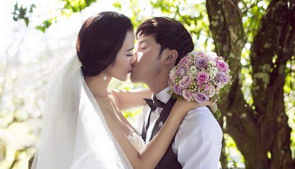 Ưng Hoàng Phúc và Kim Cương hôn nhau ngọt ngào trong loạt ảnh cưới