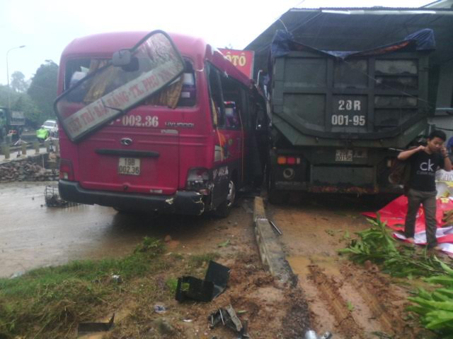Phú Thọ: Xe khách đấu đầu xe tải, 7 người nguy kịch