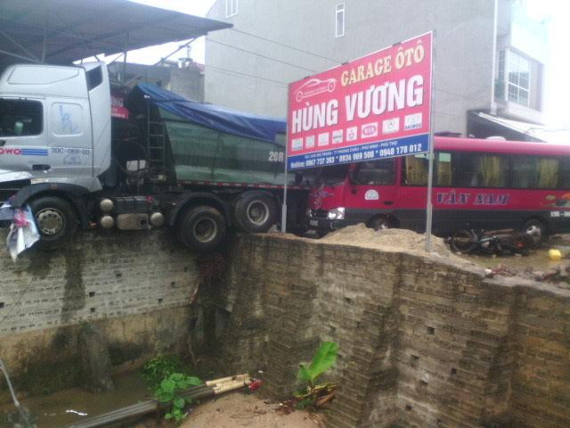 Phú Thọ: Xe khách đấu đầu xe tải, 7 người nguy kịch