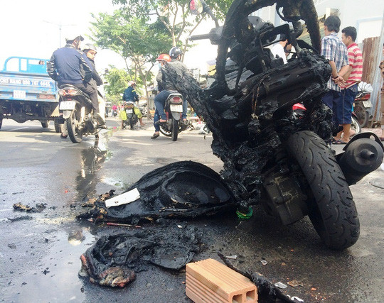 Tin tức xã hội ngày 6/12: Xe máy cháy rụi trên đường Phạm Văn Đồng