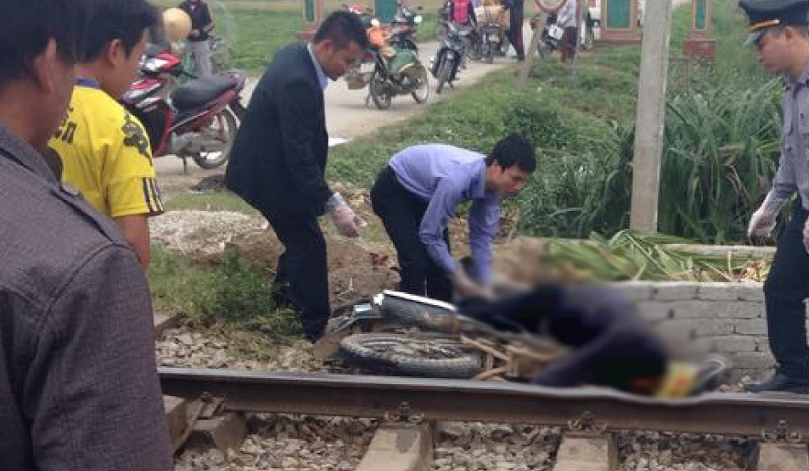 Nghệ An: Tàu hỏa hất tung xe máy, người đàn ông chết thảm