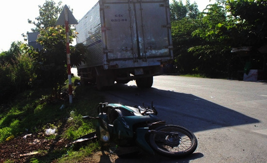 Tin tức tai nạn giao thông ngày 8/12: Bị xe tải đâm, 3 người trên xe máy thương vong