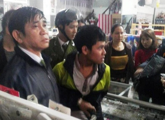 Tin tức pháp luật ngày 8/12: Bắt nghi can dùng dùi cui điện cướp tài sản ở Nghệ An