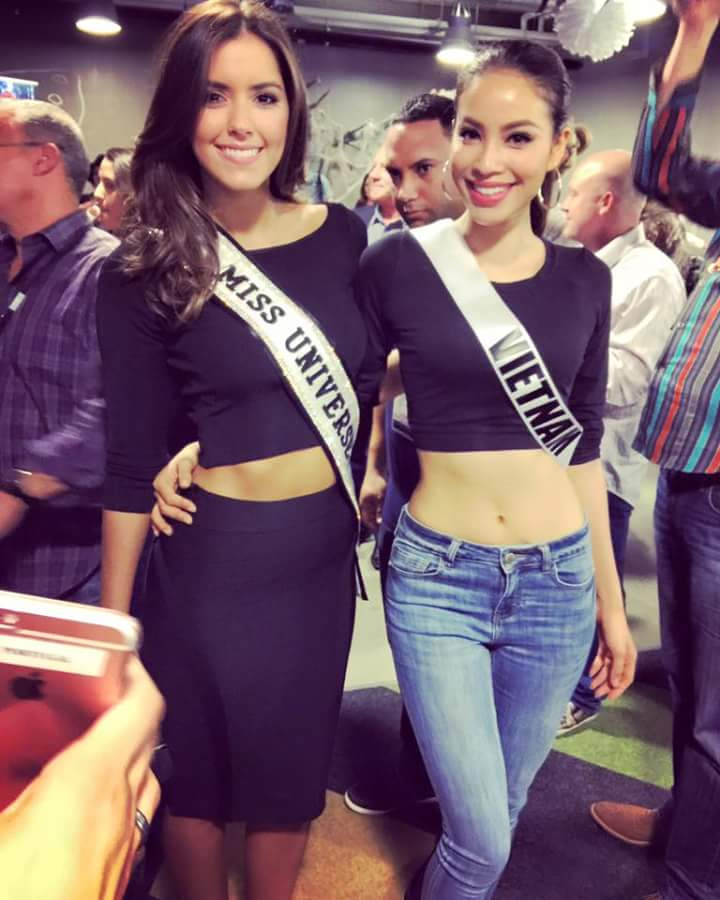 Cận cảnh hai mẫu quốc phục của Phạm Hương cho Miss Universe 2015