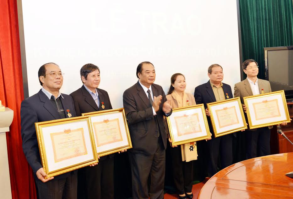Tặng Kỷ niệm chương “Vì sự nghiệp Tòa án” cho 5 cán bộ Tổng Liên đoàn Lao động Việt Nam 