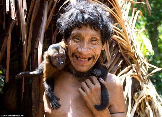 Kỳ lạ bộ tộc ở Amazon cho động vật hoang dã bú sữa như con