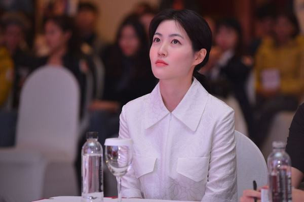 Miu Lê dịu dàng diện áo dài hội ngộ Shim Eun-kyun tại khách sạn