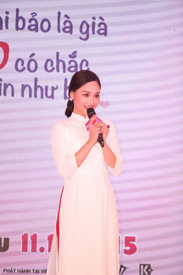 Miu Lê dịu dàng diện áo dài hội ngộ Shim Eun-kyun tại khách sạn