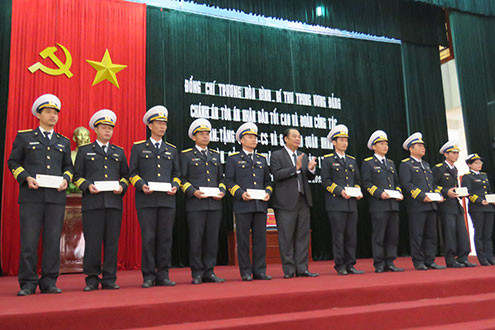 Chánh án TANDTC Trương Hòa Bình thăm và tặng quà Lữ đoàn 170 - Vùng 1 Hải quân