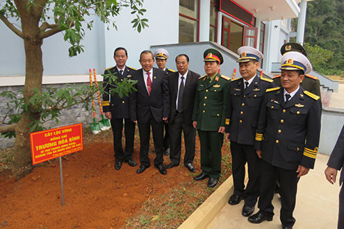 Chánh án TANDTC Trương Hòa Bình thăm và tặng quà Lữ đoàn 170 - Vùng 1 Hải quân