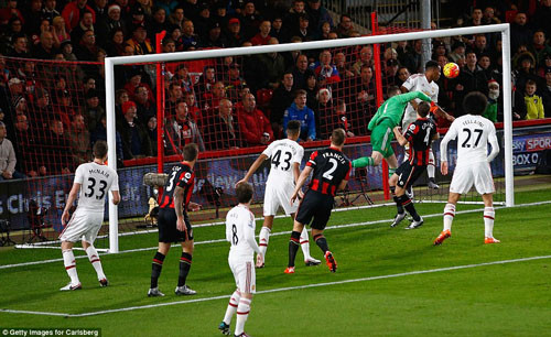 M.U bại trận trước Bournemouth, HLV Van Gaal vẫn mơ ngôi vô địch