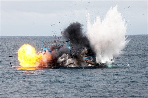 Tin tức xã hội ngày 14/12: Tàu cá nổ như bom giữa biển, thuyền viên bỏ tàu thoát thân