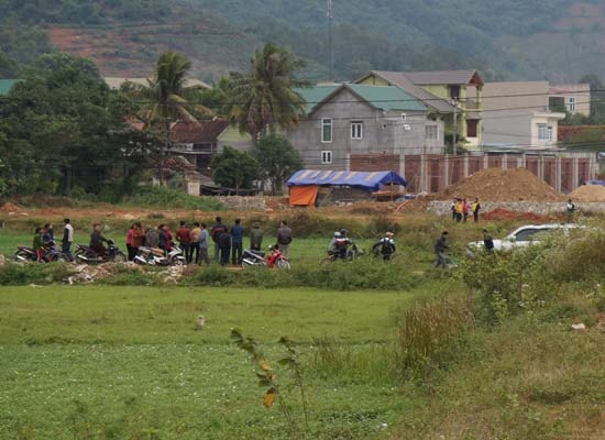 Bàng hoàng phát hiện thi thể một người đàn ông dưới ruộng rau muống