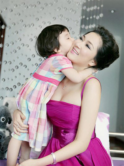 Những hoa hậu làm mẹ đơn thân của showbiz Việt