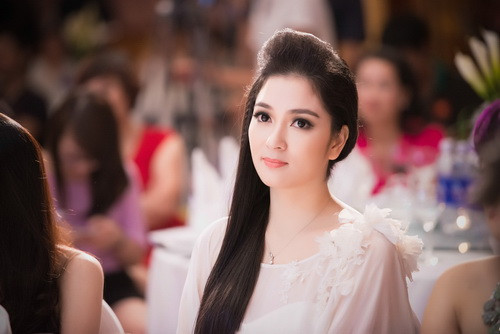 Những hoa hậu làm mẹ đơn thân của showbiz Việt