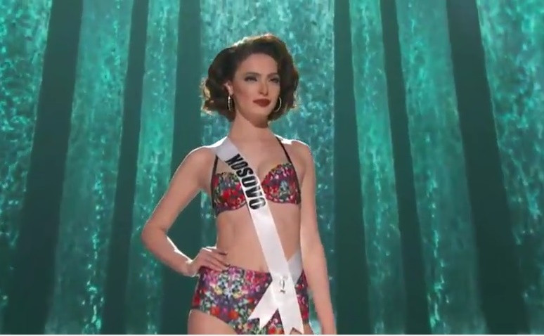Phạm Hương nóng bỏng diện bikini trong đêm bán kết Miss Universe