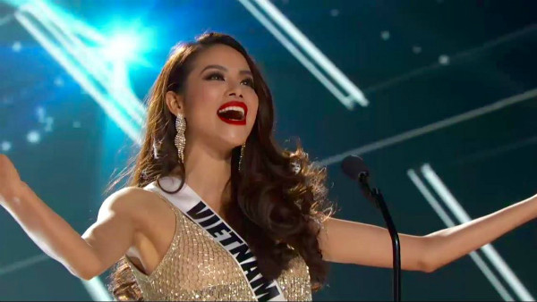 Tin tức giải trí ngày 17/12: Phạm Hương tự tay make up trong đêm Bán kết Miss Universe