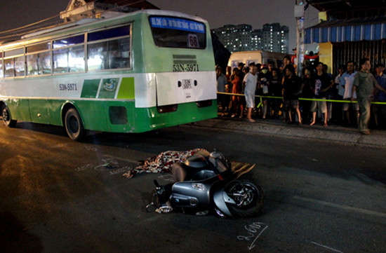 Tin tức tai nạn giao thông ngày 17/12: Bị xe buýt cán qua, một người đàn ông chết thảm