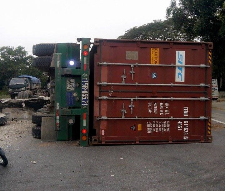 Container tông nát dải phân cách, tài xế may mắn thoát nạn