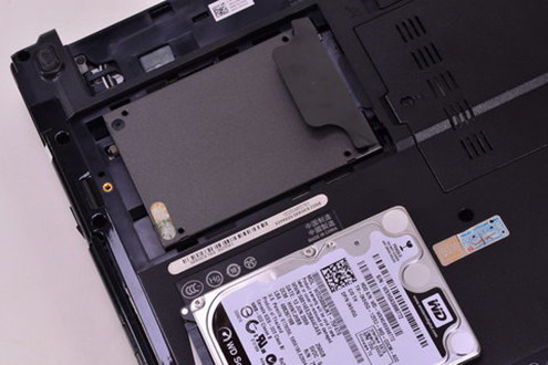 Ổ SSD hoạt động ít điện năng hơn nhiều so với ổ HDD, trong khi hiệu năng làm việc cũng nhanh hơn