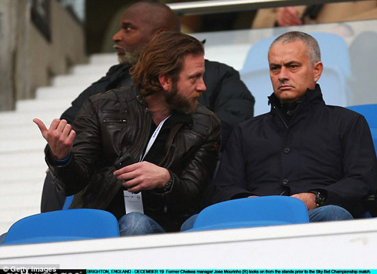 Jose Mourinho làm gì trong ngày Chelsea thắng trở lại?
