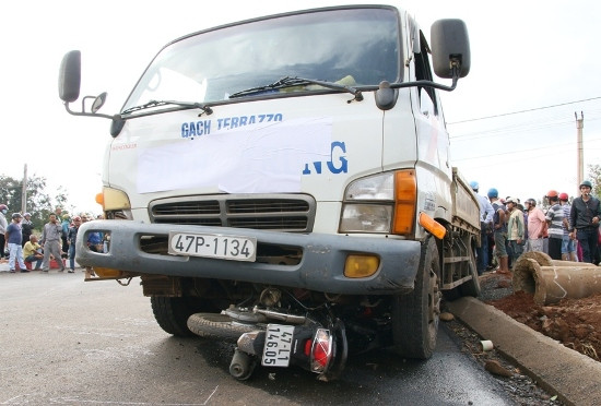 Đắk Lắk: Đi thăm người thân, một phụ nữ bị xe tải tông tử vong