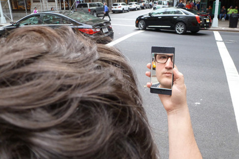 Ngay cả chế độ selfie cũng được giải quyết trên NoPhone nhờ vào một chiếc gương