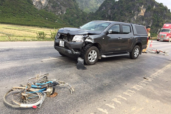 Tin tức tai nạn giao thông ngày 22/12: Ôtô đâm xe đạp, 4 người thương vong