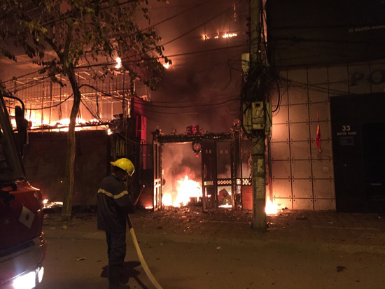 Hà Nội: Cháy lớn thiêu rụi nhiều ngôi nhà trên đường Nguyễn Khang