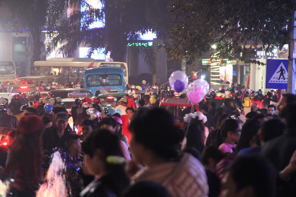 Thời tiết ấm áp, hàng ngàn người đổ ra đường chơi Noel