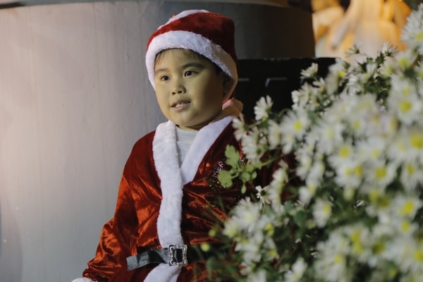 Thời tiết ấm áp, hàng ngàn người đổ ra đường chơi Noel