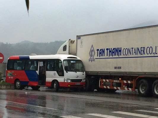 Thanh Hóa: Xe container đâm xe khách, nhiều người bị thương