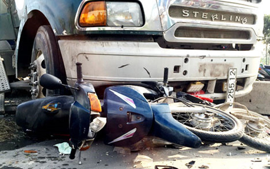 Tin tức tai nạn giao thông ngày 25/12: Xe bồn mất lái đâm hàng loạt xe máy, 7 người bị thương