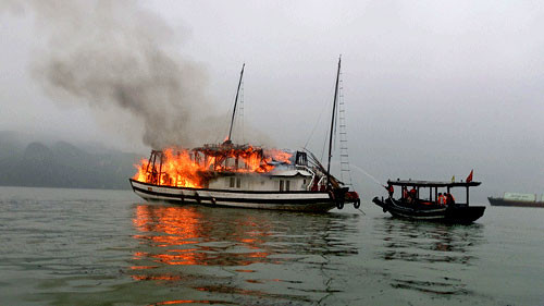 Tàu du lịch Hạ Long chở hàng chục khách nước ngoài bốc cháy