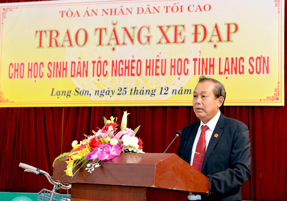 Chánh án TANDTC Trương Hòa Bình tặng 100 chiếc xe đạp cho học sinh nghèo học giỏi tại Lạng Sơn
