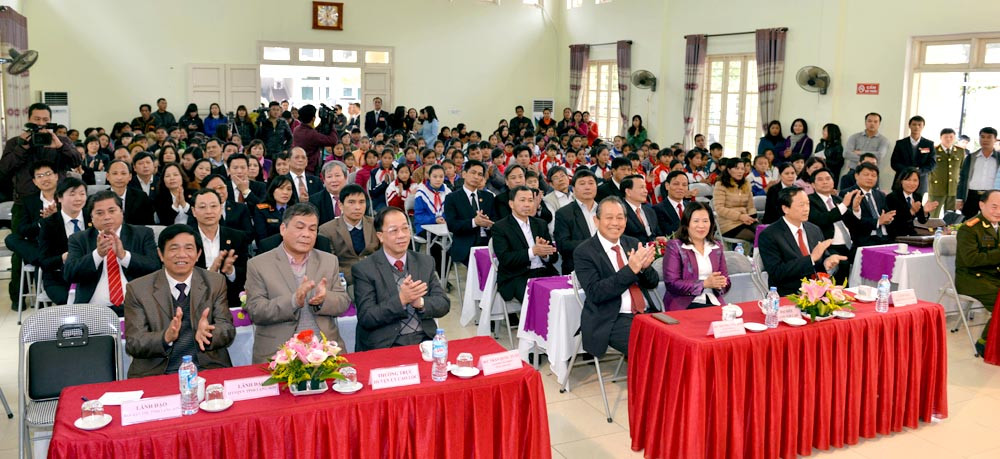 Chánh án TANDTC Trương Hòa Bình tặng 100 chiếc xe đạp cho học sinh nghèo học giỏi tại Lạng Sơn