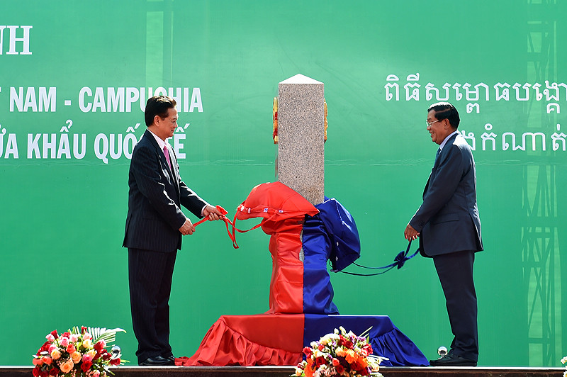 Thủ tướng Việt Nam và Campuchia dự khánh thành cột mốc 30 