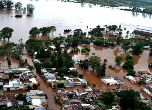 Lũ lụt tiếp tục hoành hành tại Nam Mỹ và Anh