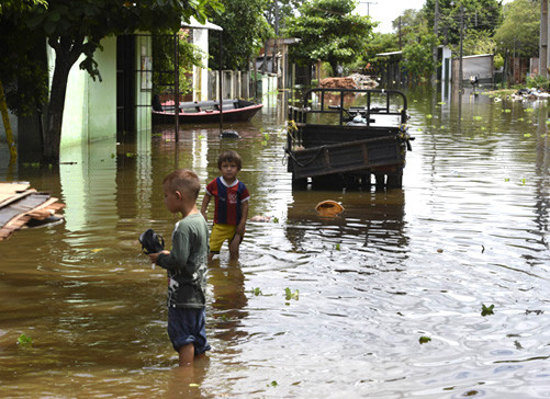 Lũ lụt tiếp tục hoành hành tại Nam Mỹ và Anh