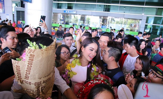 Phạm Hương bật khóc khi gặp mẹ ở sân bay