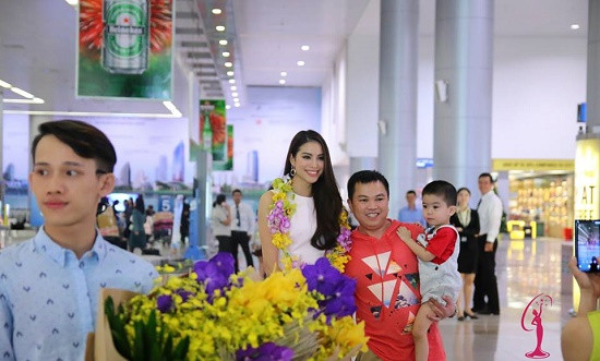 Phạm Hương bật khóc khi gặp mẹ ở sân bay