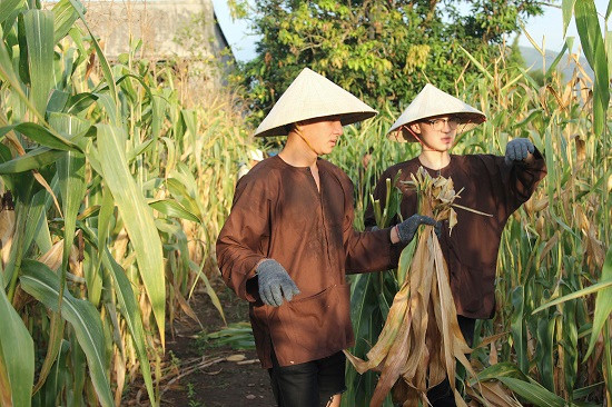 Biến vỏ bắp thành trang phục, các NTK Project Runway Vietnam bật  khóc giữa đồng
