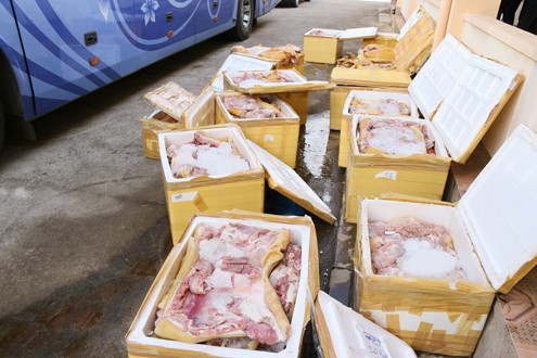 Đắk Lắk: Bắt quả tang xe khách chở hơn 1 tấn thịt thối