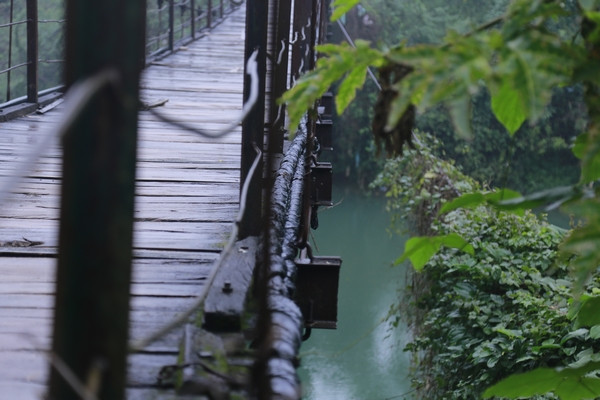 Hãi hùng cảnh người dân vượt sông trên cầu treo 