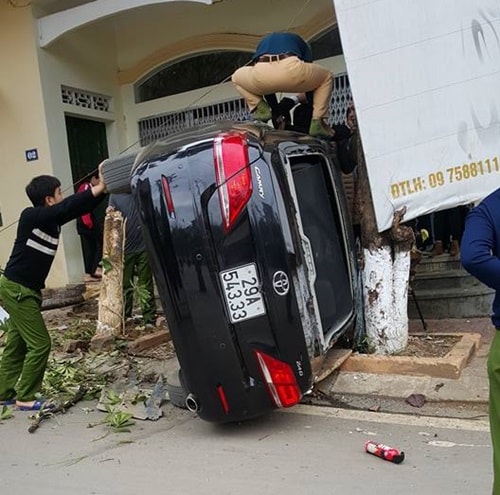 Hạ gục cây xanh bên đường, xe Camry nát đầu