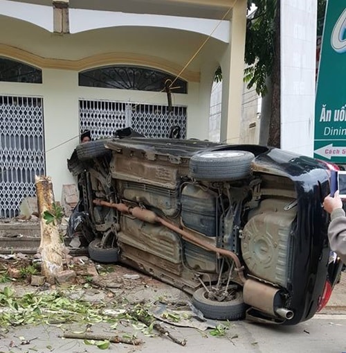 Hạ gục cây xanh bên đường, xe Camry nát đầu