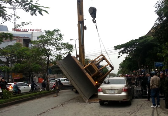 Máy xúc rơi đè bẹp dúm xế hộp, tài xế thoát chết trong gang tấc