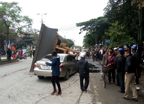 Máy xúc rơi đè bẹp dúm xế hộp, tài xế thoát chết trong gang tấc